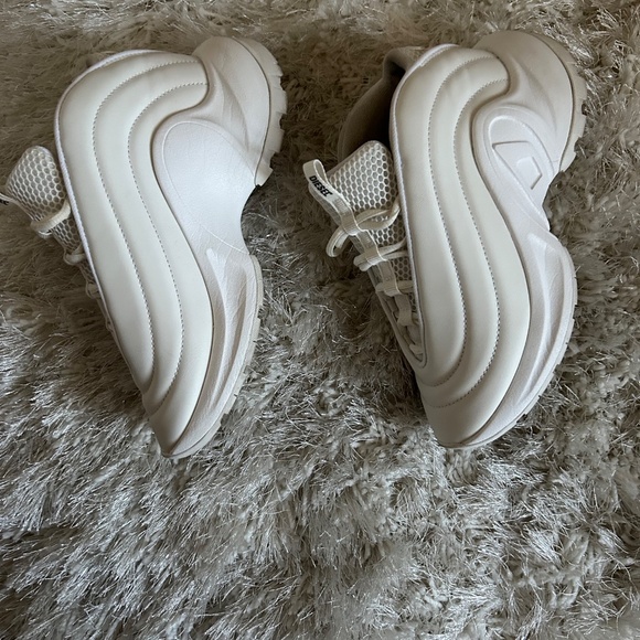 A size 4 white diesel sneaker - Picture 4 of 6